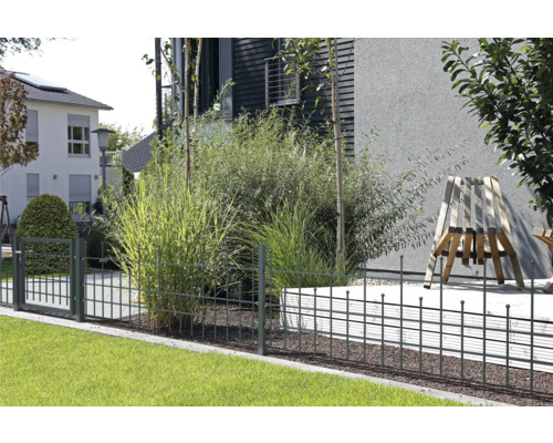 Scène avec une clôture métallique pour l''aménagement paysager