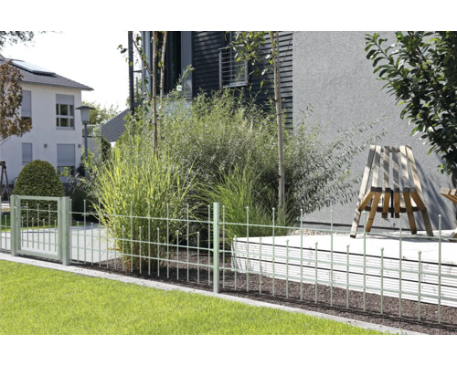 Gartenszene mit Zaun, Tor und Bepflanzung