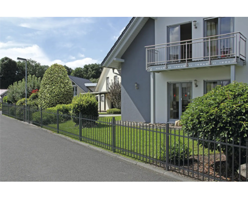 Maison individuelle avec clôture métallique côté rue