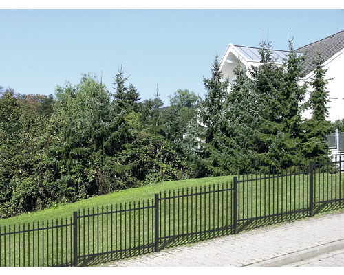 Clôture de jardin en métal devant le jardin et la maison
