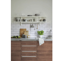 Helle Küche mit Holzfronten, Regalen und Küchenutensilien