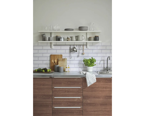 Helle Küche mit Holzfronten, Regalen und Küchenutensilien