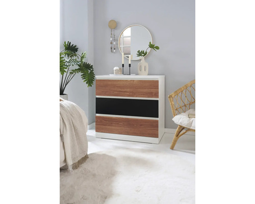 Kommode mit drei Schubladen im Schlafzimmer