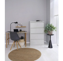 Helles Arbeitszimmer mit Schreibtisch, Bürostuhl, Rollcontainer und rundem Teppich.