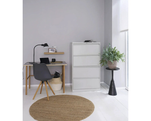 Helles Arbeitszimmer mit Schreibtisch, Bürostuhl, Rollcontainer und rundem Teppich.