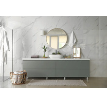 Salle de bain moderne avec meuble-lavabo, miroir et accessoires devant un mur en marbre