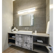 Modernes Badezimmer mit Waschbecken, Spiegel und Unterschrank mit Fliesenmuster