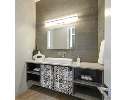 Modernes Badezimmer mit Waschbecken, Spiegel und Unterschrank mit Fliesenmuster