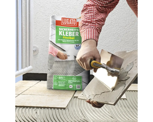 Application de la colle de sécurité flexible Lugato sur des carreaux.