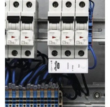 Disjoncteurs avec câblage dans une armoire électrique