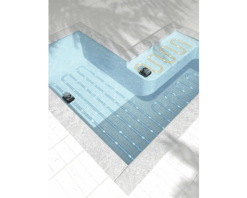 Piscine avec deux robots nettoyeurs de piscine automatiques et leurs tuyaux