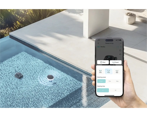 Une piscine avec un robot de nettoyage contrôlé par une application pour smartphone.