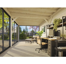 Bureau lumineux avec bureau, chaise de bureau et vue sur la verdure