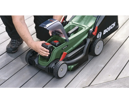 Vue de dessus d''une tondeuse à gazon dans laquelle une batterie est insérée