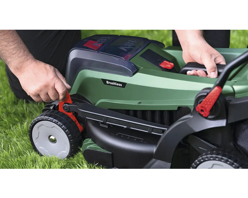 Vue de dessus d''une personne utilisant une tondeuse à gazon sans fil sur une pelouse