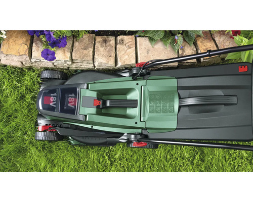 Vue de dessus d''une tondeuse à gazon sans fil sur une pelouse