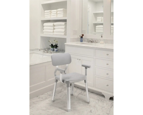 Chaise de douche avec dossier et accoudoirs dans une salle de bain lumineuse