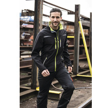 Mann trägt eine Softshelljacke und Arbeitshose