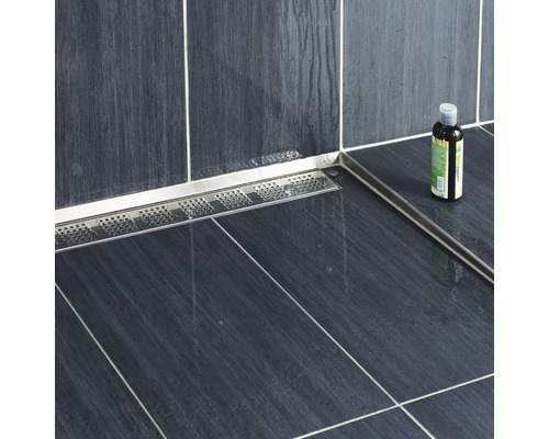 Ebenerdige Dusche mit Edelstahl-Duschrinne und Abfluss