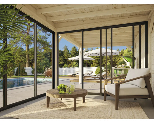 Véranda lumineuse avec mobilier de terrasse, vue sur une piscine et un jardin à travers des portes coulissantes en verre.