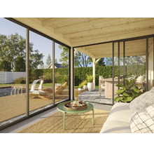 Salon lumineux donnant sur un jardin avec piscine et terrasse