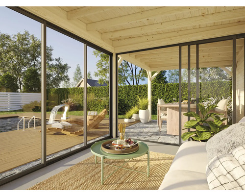 Salon lumineux donnant sur un jardin avec piscine et terrasse