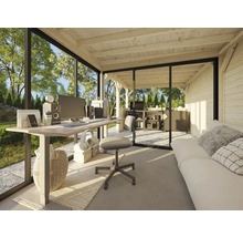 Bureau lumineux avec bureau, chaise de bureau et vue sur le jardin