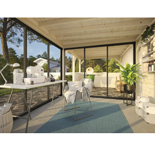 Pièce lumineuse avec machine à coudre, table, chaise, plante et étagères