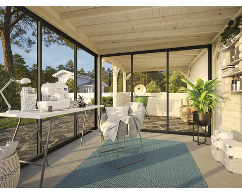 Pièce lumineuse avec machine à coudre, table, chaise, plante et étagères