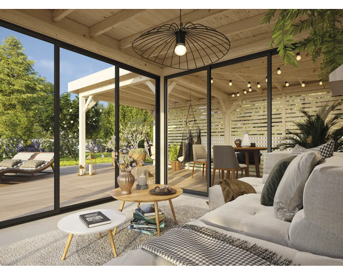 Espace de vie avec coin salon, table et vue sur le jardin avec abri de jardin