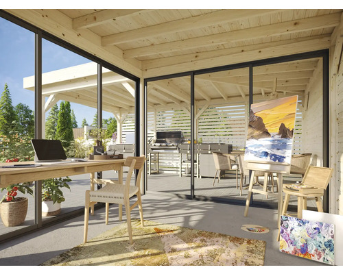 Pièce lumineuse avec plafond en bois, bureau, chaise, chevalet et vue sur le jardin avec espace barbecue