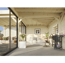 Cabane en bois clair avec portes coulissantes en verre, coin salon, fauteuil de coiffure et coiffeuse