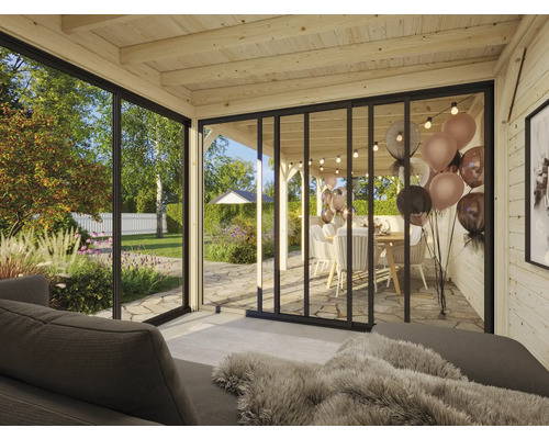 Intérieur lumineux d''une cabane de jardin avec portes coulissantes en verre et vue sur le jardin