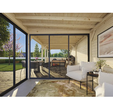 Cabane en bois clair avec coin salon et vue sur le jardin