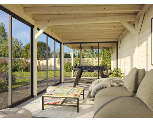 Véranda lumineuse avec construction en bois, portes coulissantes en verre, canapé et baby-foot