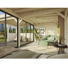 Vue intérieure d''une maison en bois lumineuse avec des meubles et vue sur le jardin à travers une façade en verre