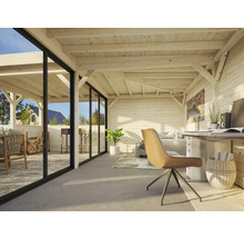 Pavillon de jardin lumineux avec bardage en bois, grandes portes coulissantes en verre et mobilier de bureau