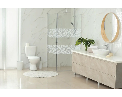 Salle de bain lumineuse avec douche, toilettes, lavabo et miroir