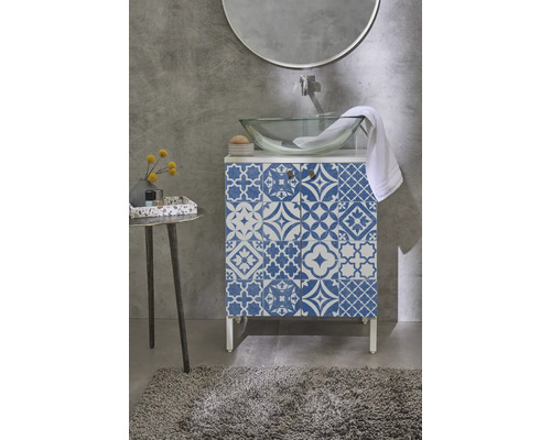 Salle de bains avec meuble sous-lavabo, vasque à poser, miroir et tapis