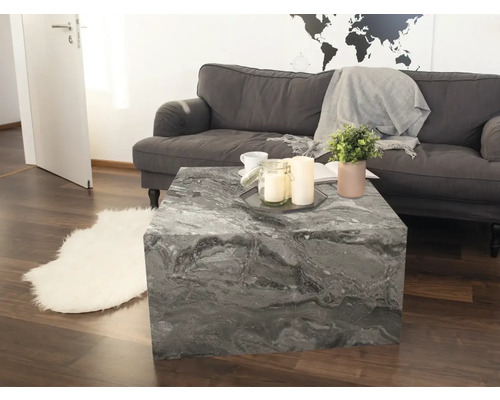 Wohnzimmer mit grauem Sofa und quadratischem Couchtisch in Marmoroptik