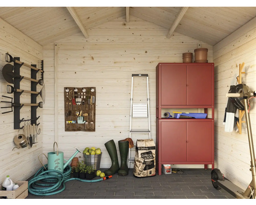 Abri de jardin organisé avec outils, armoire de jardin, échelle et trottinette électrique.