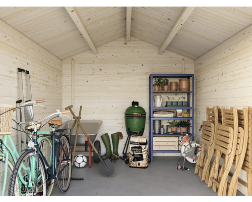 Vue intérieure d''une cabane de jardin en bois avec des vélos, un barbecue, une étagère et des outils de jardin.