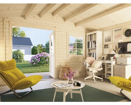 Innenansicht eines hellen Holz Gartenhauses mit Möbeln und Blick in den Garten