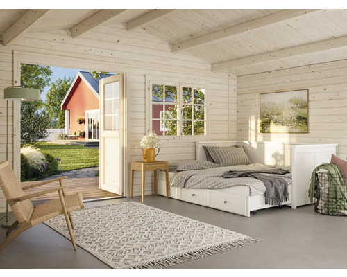 Vue intérieure d''une maison en bois avec lit, tapis et porte ouverte sur le jardin