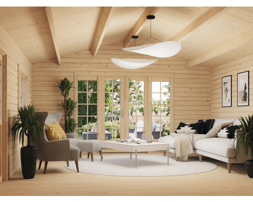 Salon lumineux avec lambris, canapé, fauteuil et éclairage.