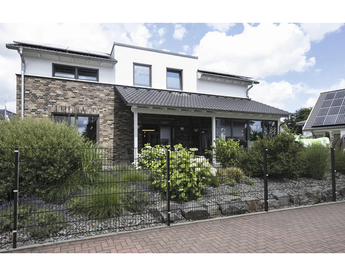 Maison avec clôture en treillis métallique à double fil et jardin