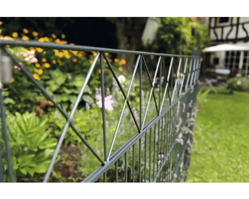 Clôture en treillis métallique double dans le jardin