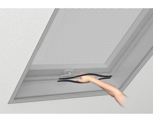 Moustiquaire pour fenêtre de toit avec fermeture éclair en cours d''ouverture