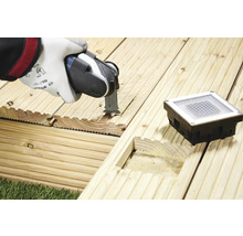 Verlegung einer Holzterrasse mit Multitool und Terrassenstrahler