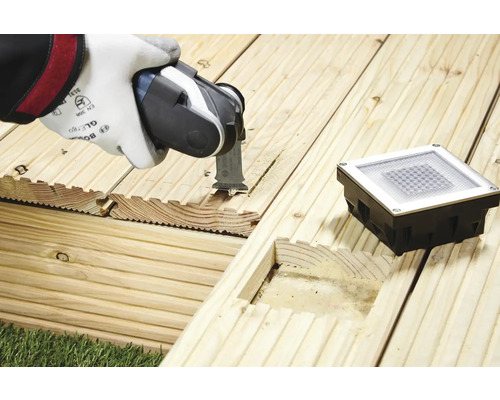 Pose d''une terrasse en bois avec outil multifonction et spot de terrasse